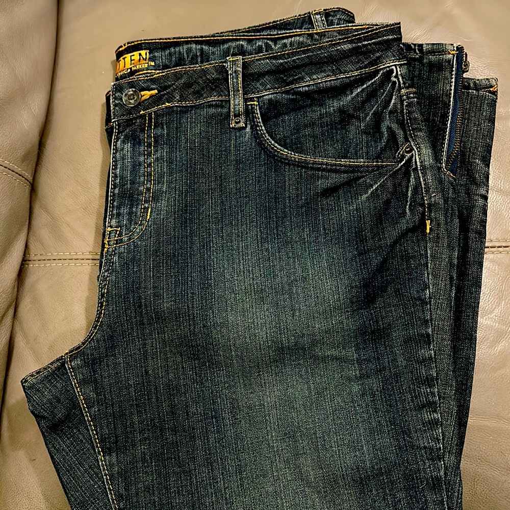 Very cute jeans ,zippers on the ankles,dark blue washed! 💄 this are new,no tags